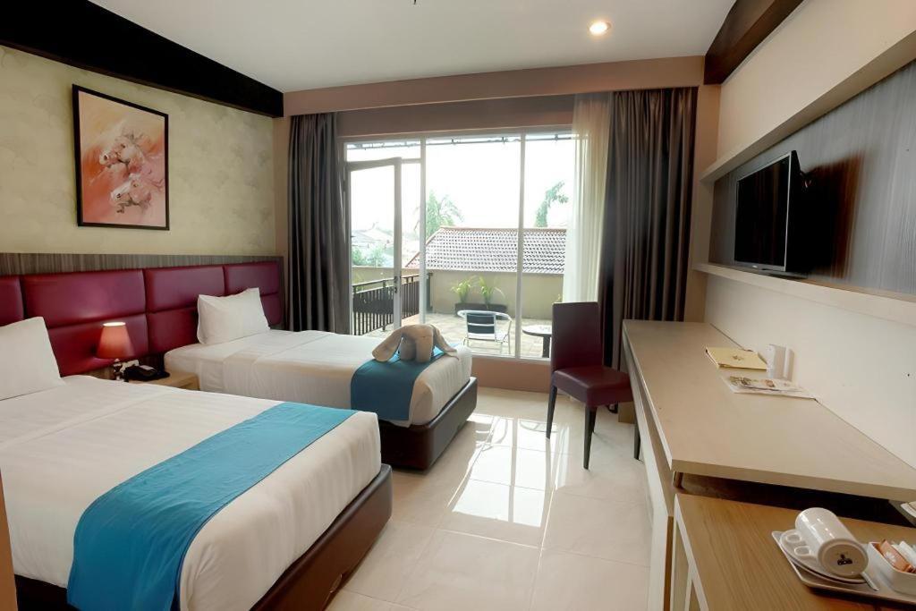 Asoka Luxury Hotel Bandar Lampung Exteriör bild